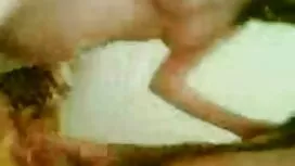 Une fille boit du sp ...