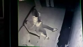 Hot babe, mais il a  ...